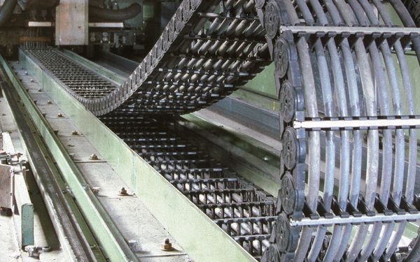 Duurzame kabelrupsen van Tsubaki Kabelschlepp in een industriële setting, met focus op milieuvriendelijk kabelmanagement.