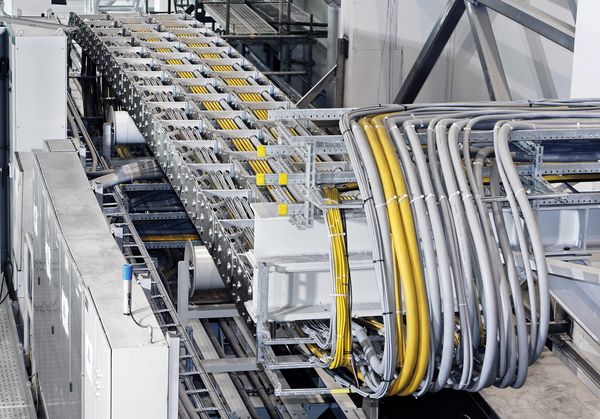Een robuuste Tsubaki Kabelschlepp stalen kabelrups uit de S-serie in een industriële omgeving