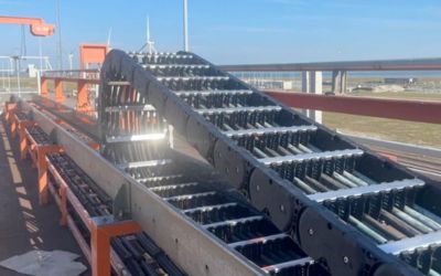 Heavy-duty Tsubaki Kabelschlepp kabelrups geïnstalleerd op een containerkraan in de haven