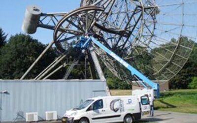 Tsubaki Kabelschlepp kabelrupsen gemonteerd op een grote telescoopantenne