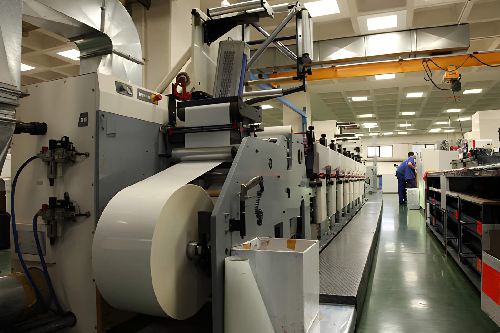 Grote rol papier op een industriële machine