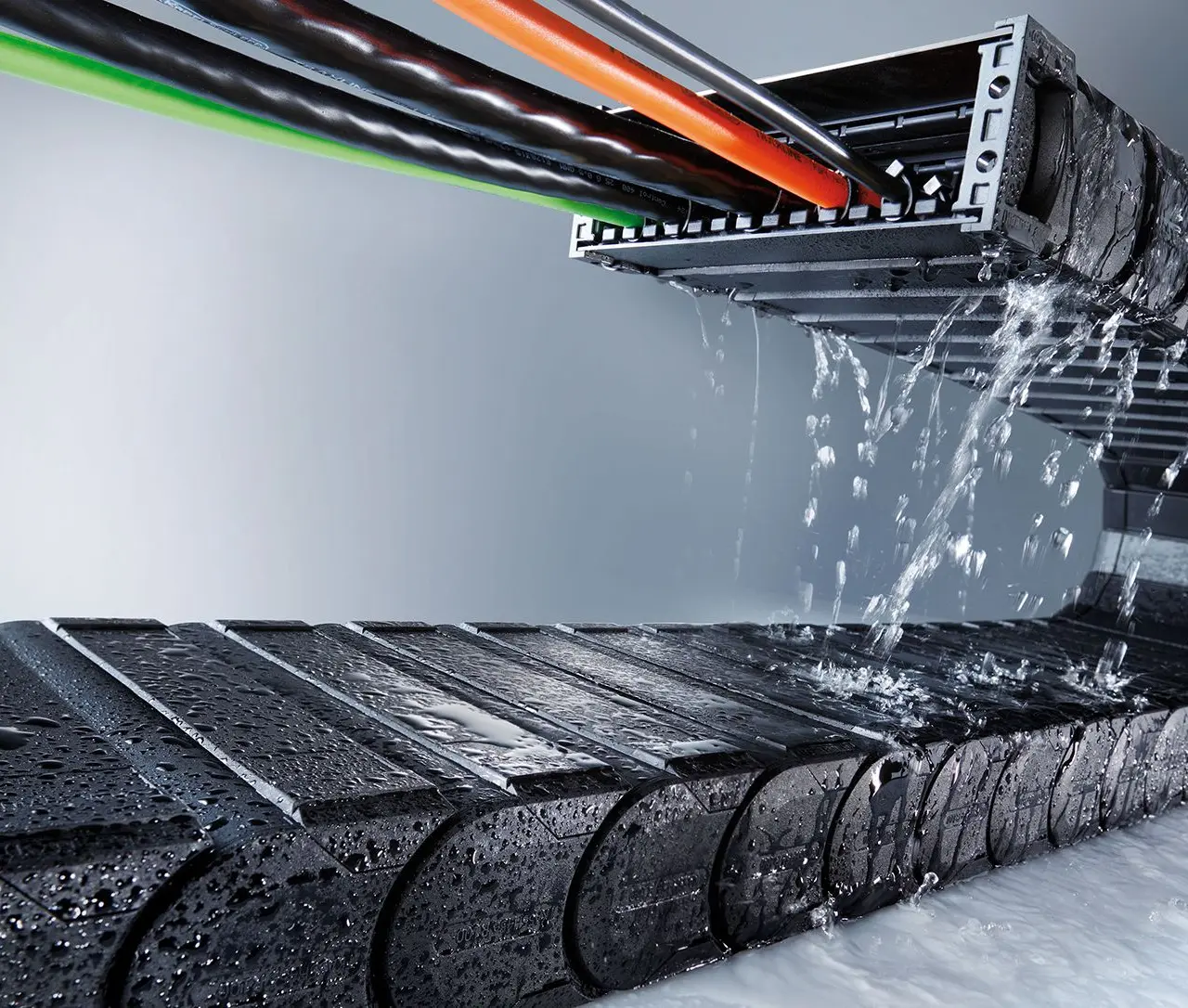 Technische toepassing van Kabelrups met of zonder deksel: wanneer kies je wat? in een industriële machine