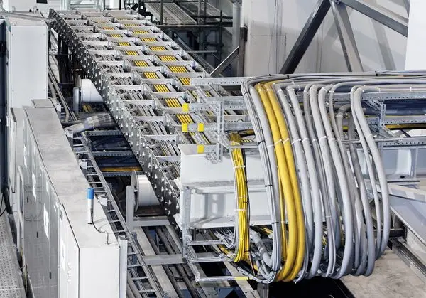 Een robuuste Tsubaki Kabelschlepp stalen kabelrups uit de S-serie in een industriële omgeving