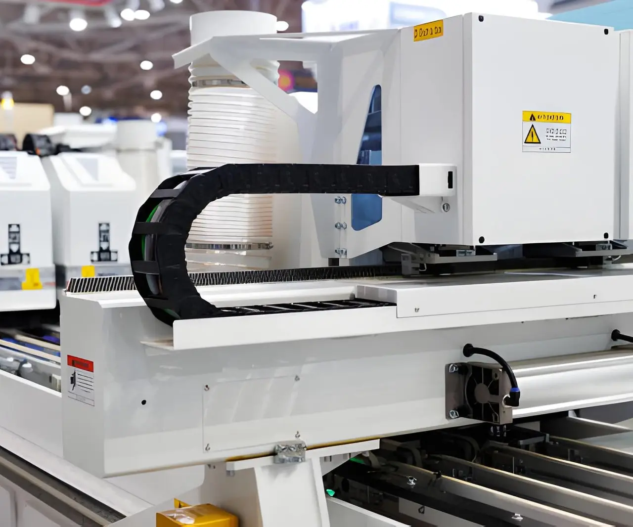 Industriele kabelrups met geleide kabels in een machine