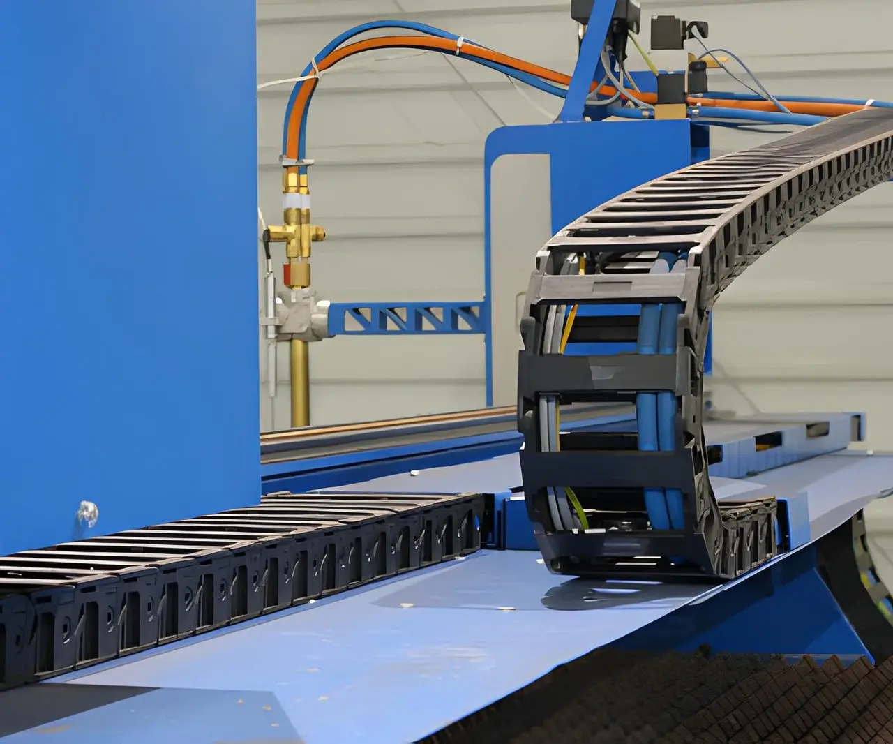 Igus kabelrups gemonteerd op industriële machine