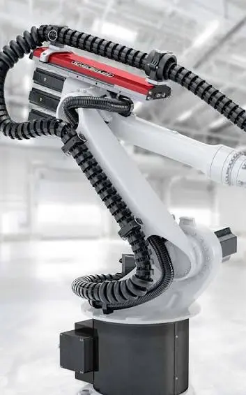 6-assige industriele robotarm met kabelrups langs de zesde as
