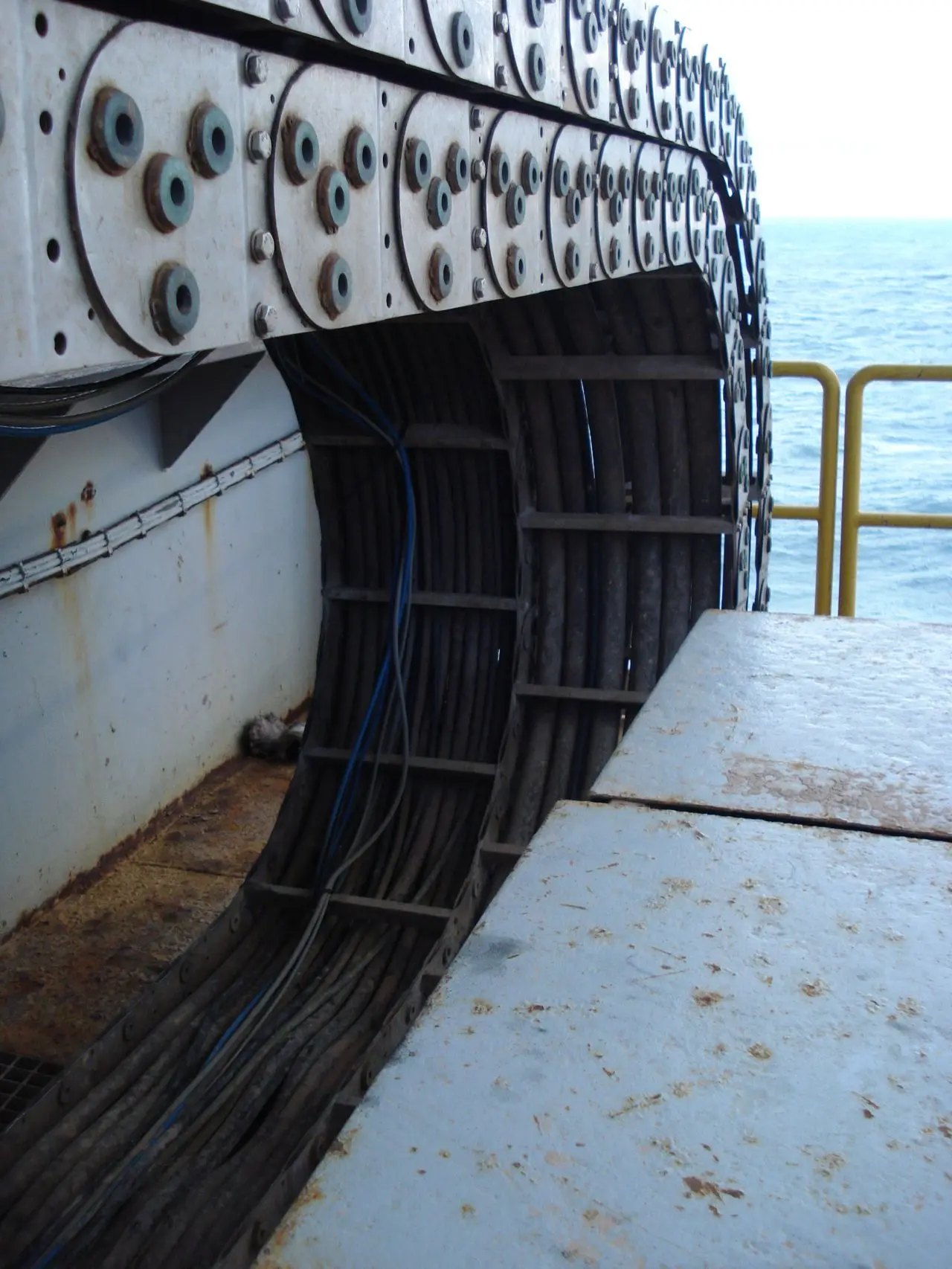 Wisman specialist voert inspectie uit aan een defecte kabelrups op een offshore booreiland